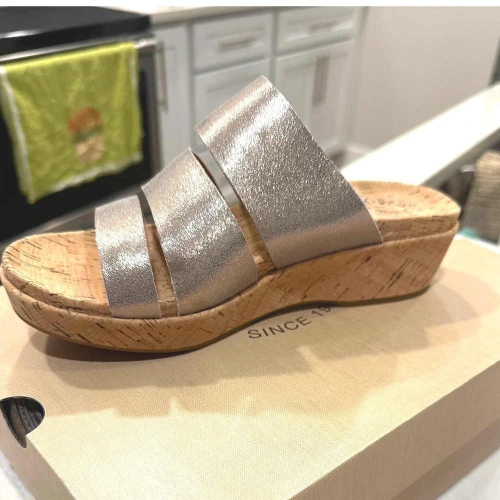 NEW IN BOX Kork-Ease Menzie Gold Metallic Leather Cork Wedge Slide Sandal Size8